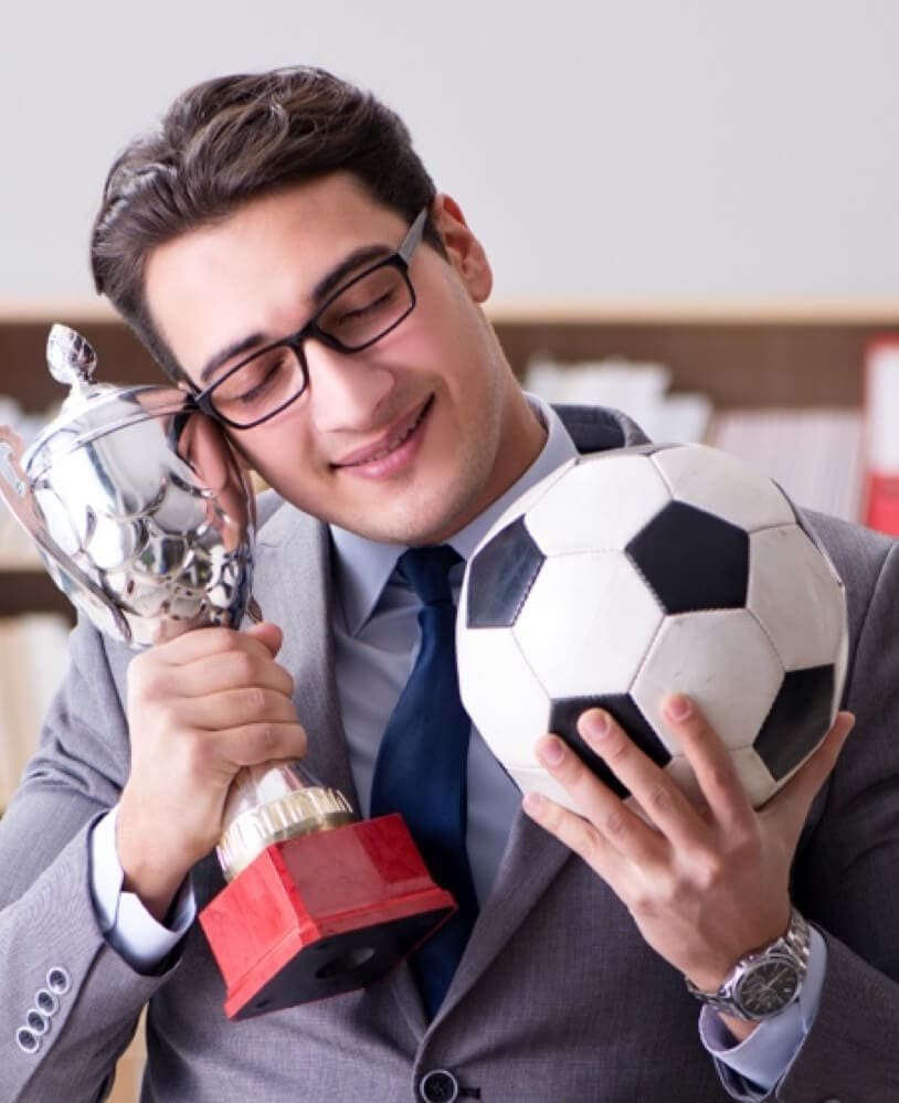homme avec un ballon de football