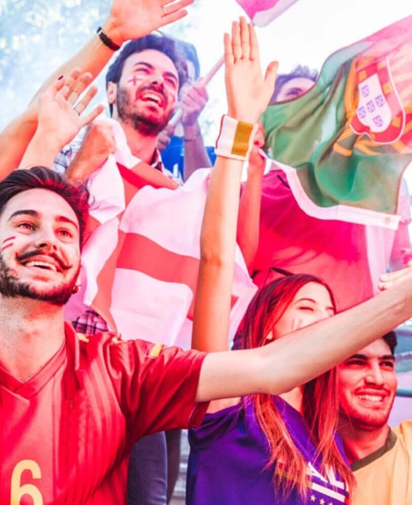 personne en train de célébrer avec des drapeaux