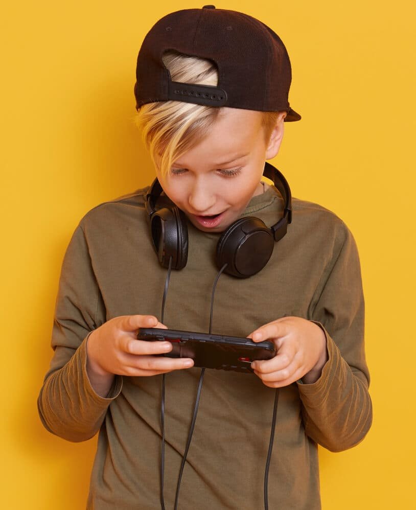 enfant jouant aux jeux vidéo