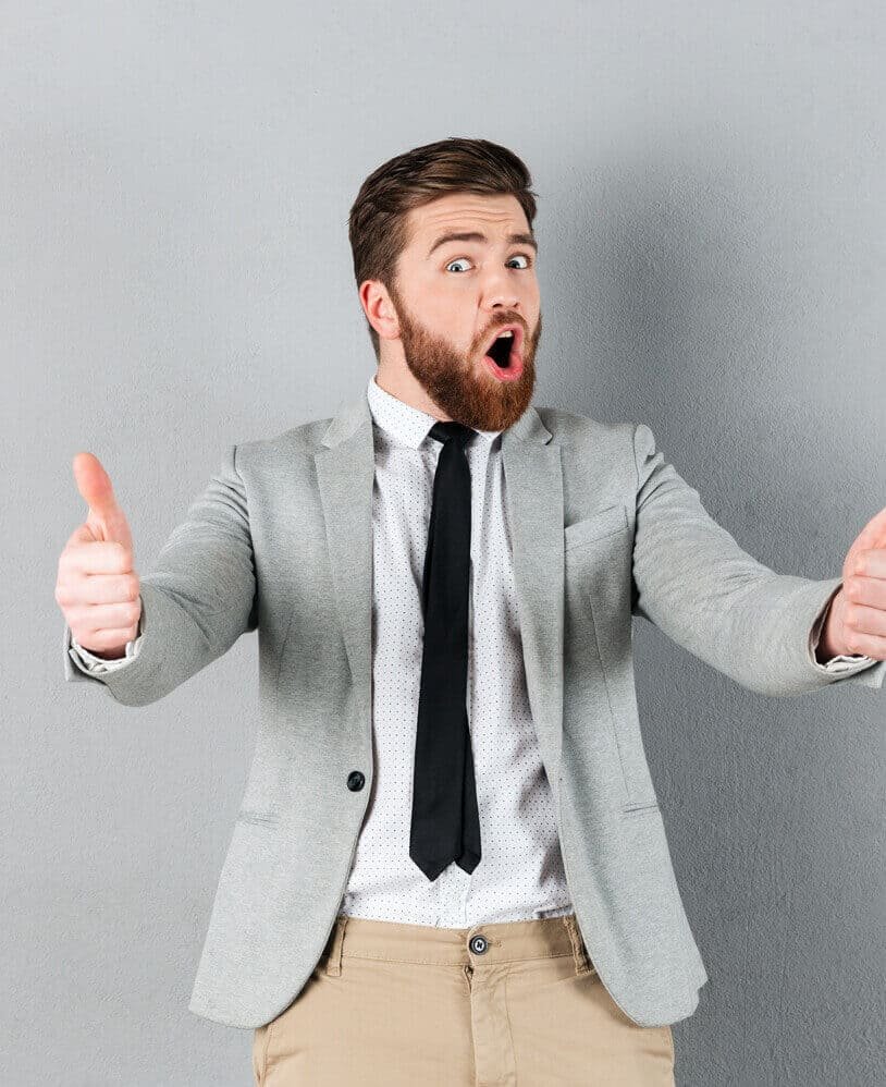 hommes avec les pouces en l'air