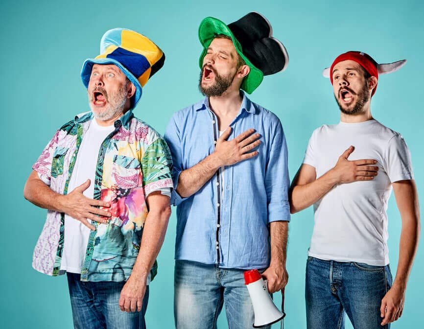 personne chantant avec la main sur le coeur